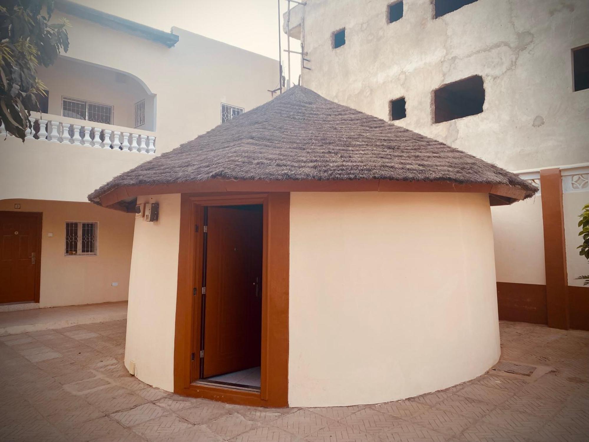 Hotel Dabo House Brufut Esterno foto