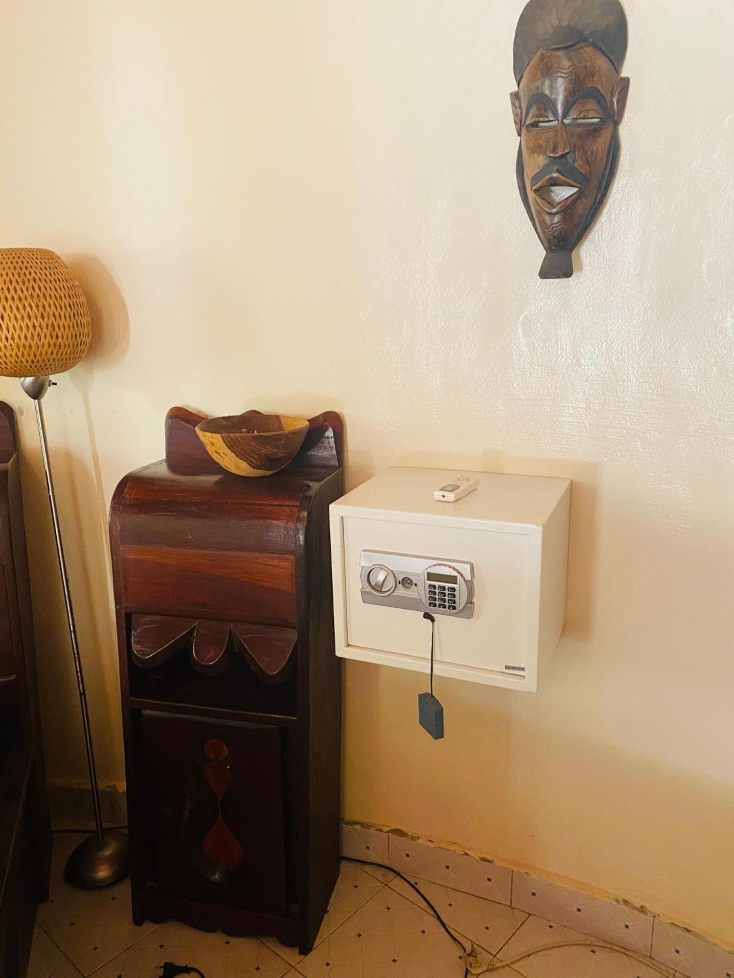 Hotel Dabo House Brufut Esterno foto