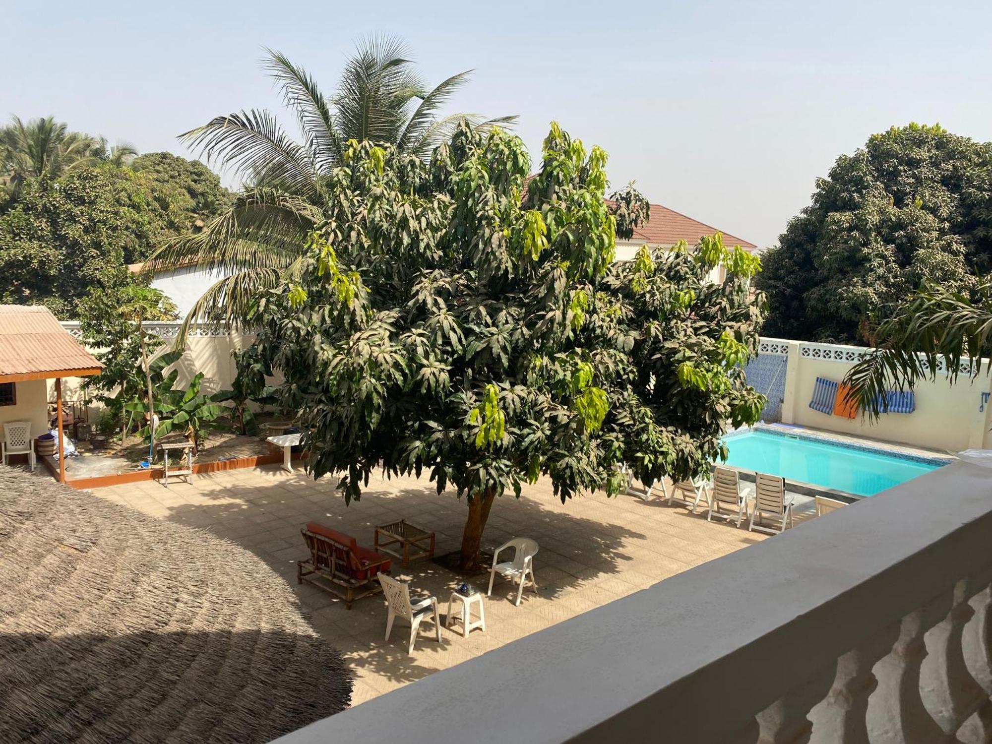 Hotel Dabo House Brufut Esterno foto