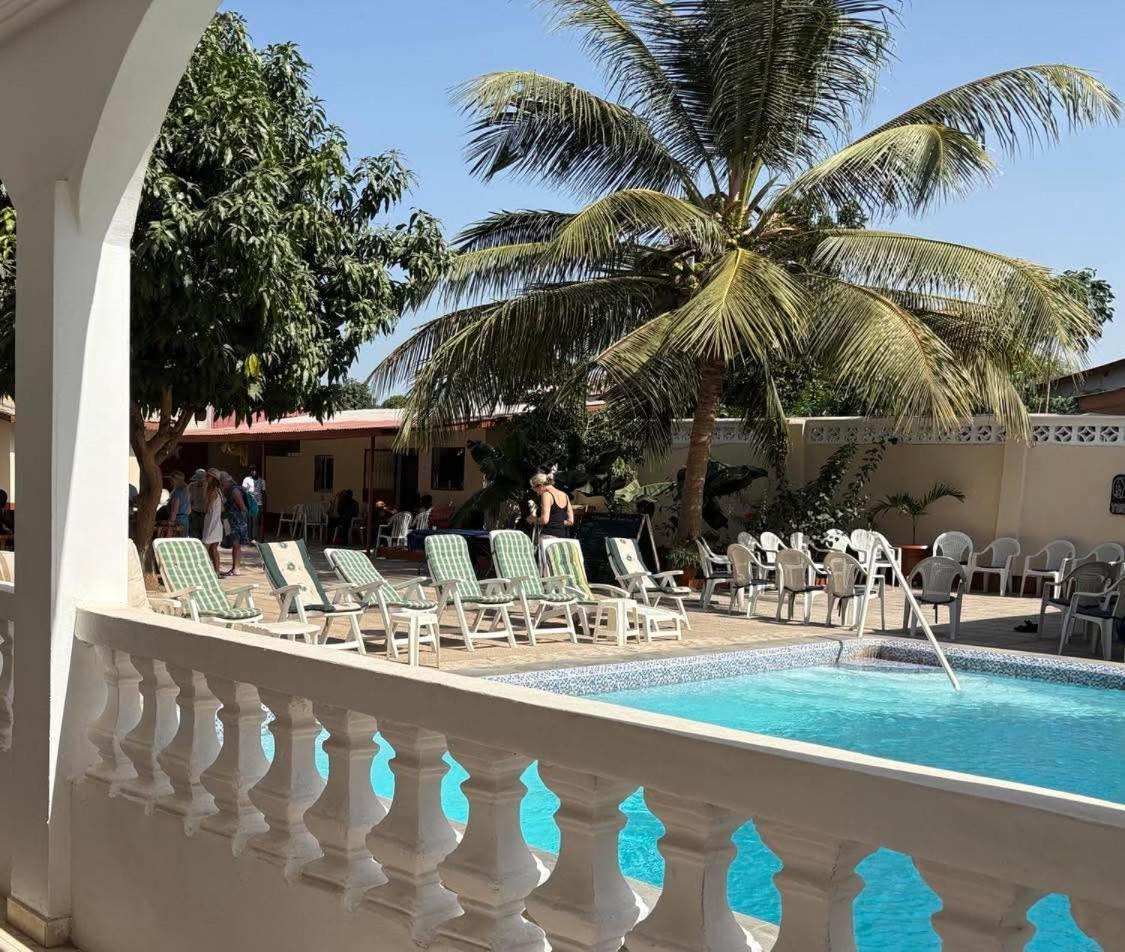 Hotel Dabo House Brufut Esterno foto