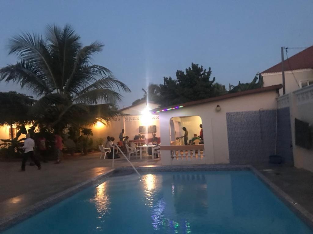 Hotel Dabo House Brufut Esterno foto